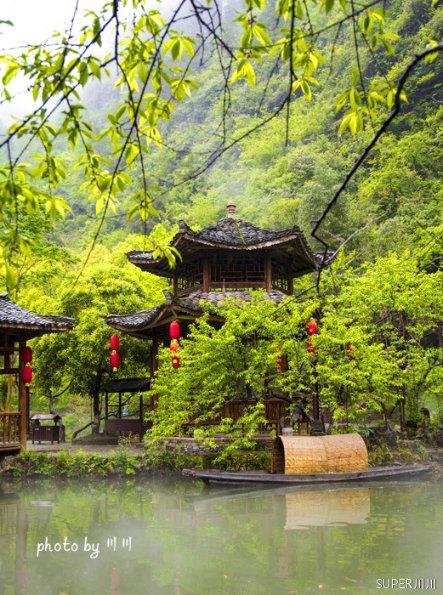 在凸透镜成像中，当物距等于焦距时，不成想，那为什么凸透镜上会出现光斑，并且移动它的大小不变？游戏画面